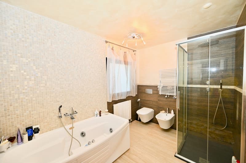 Villa Moderna con Piscina Riscaldata ad Agra - Collina d'Oro (12)