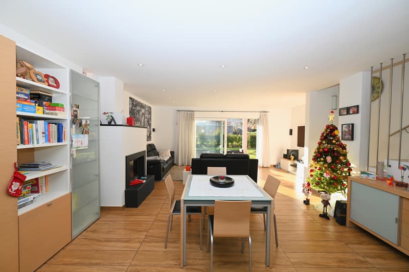 Moderna Casa Unifamiliare con Giardino e Vista Panoramica (4)