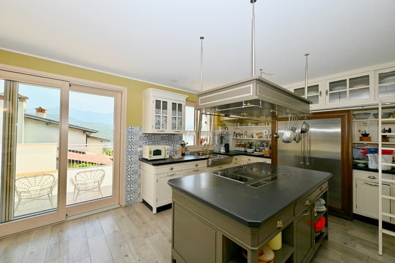 Villa in Posizione Panoramica: Prezzo Trattabile - si Valutano Offerte (11)