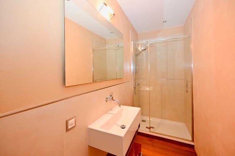 Moderno Appartamento con Terrazza e Vista Mozzafiato sul Lago (12)