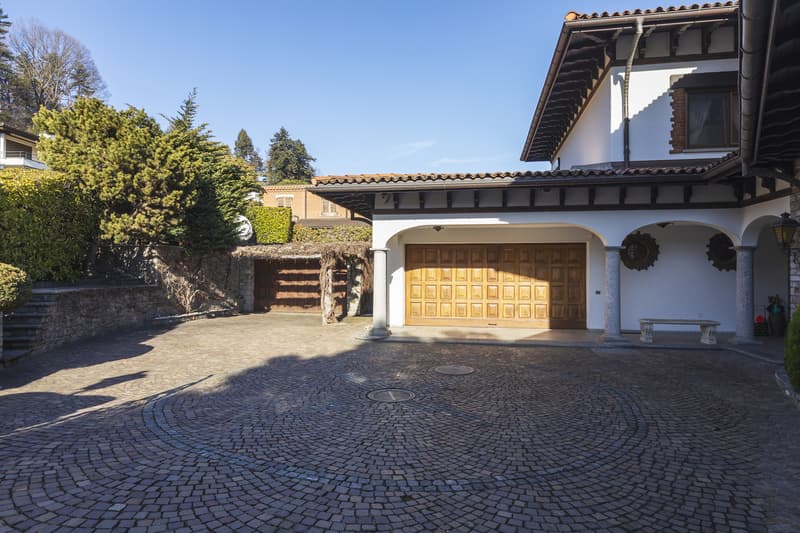 Villa di Lusso a Lugano in Vendita - Vista Lago, Giardino e Piscina (13)