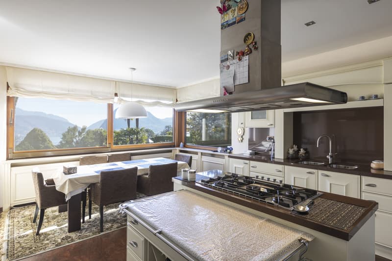 Villa di Lusso a Lugano in Vendita - Vista Lago, Giardino e Piscina (12)