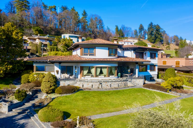 Villa di Lusso a Lugano in Vendita - Vista Lago, Giardino e Piscina (4)
