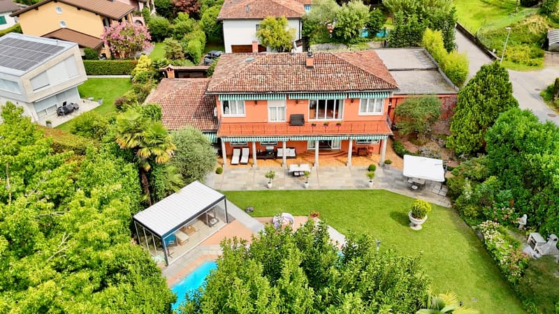 Elegante Villa con Splendida Piscina e Rigoglioso Giardino a Caslano (2)