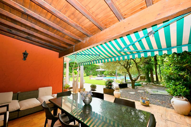 Elegante Villa con Splendida Piscina e Rigoglioso Giardino a Caslano (8)