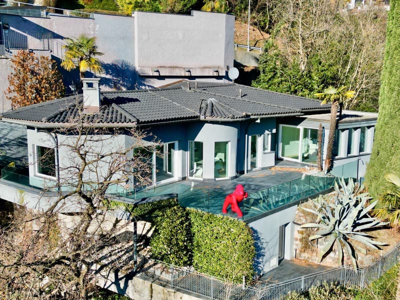 Esclusiva Villa di Lusso con Piscina Coperta e Vista Lago (2)