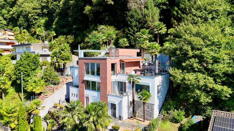 Luminosa Villa con Giardino, Piscina e Vista sul Lago di Lugano (2)