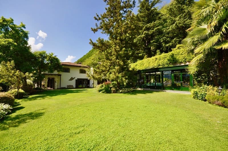 Villa in Stile Ticinese Immersa nel Verde con Privacy e Vista Lago (4)