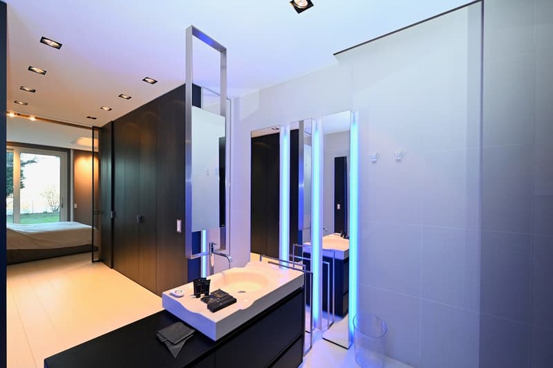 Moderno Appartamento con Giardino: Design, Tecnologia e Vista Lago (12)