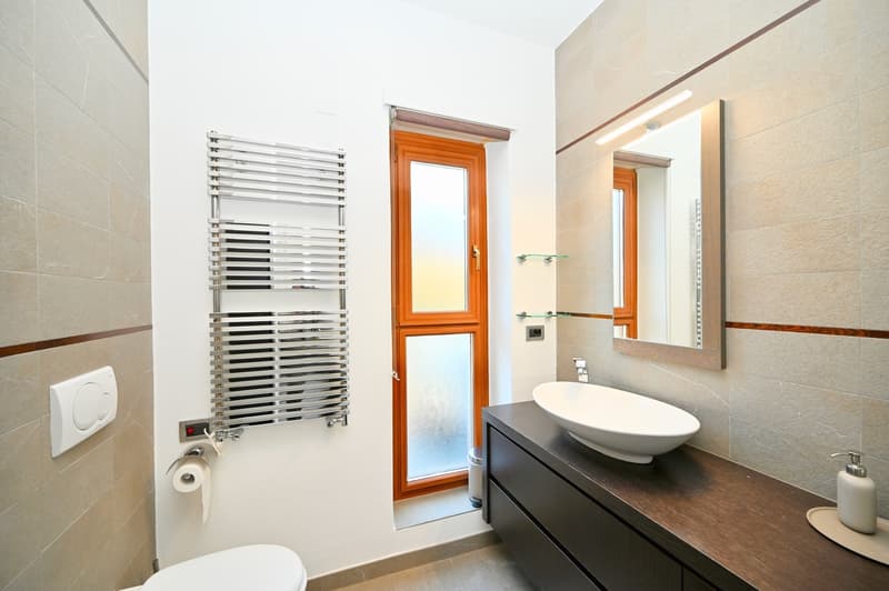 Elegante Appartamento con Vista Lago Mozzafiato a Lugano (12)