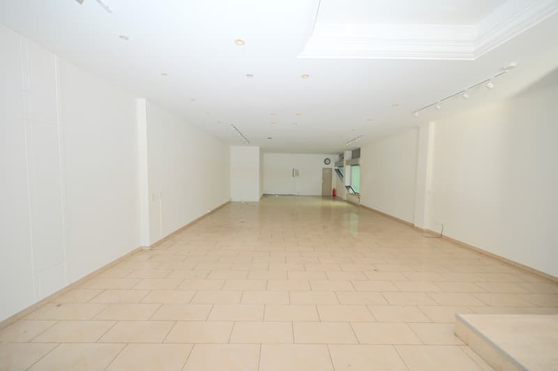 Prestigioso Spazio Commerciale in Prima Linea a Lago nel Central Park (7)