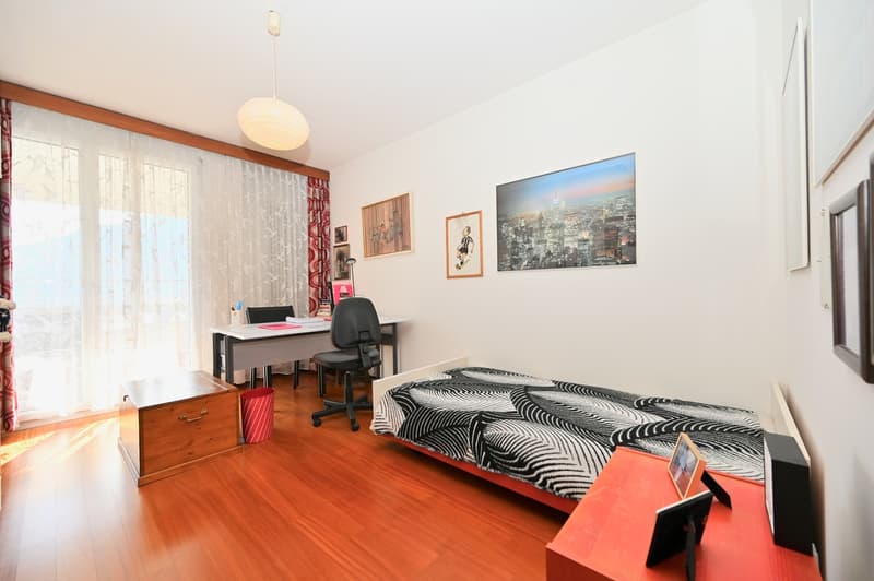 Vista lago, ampi spazi e piscina: elegante appartamento a Minusio (10)
