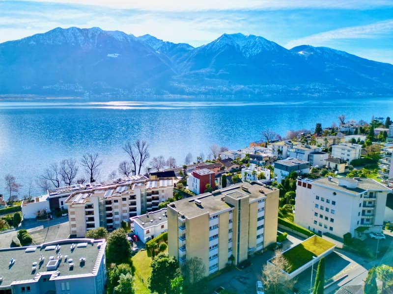 Vista lago, ampi spazi e piscina: elegante appartamento a Minusio (4)