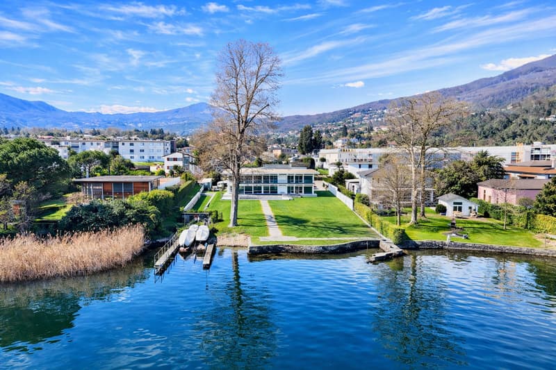 Esclusiva Villa di Lusso fronte Lago di Lugano con Darsena Privata (1)