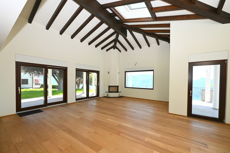 Splendida Villa Completamente Ristrutturata con Piscina e Vista Lago (4)