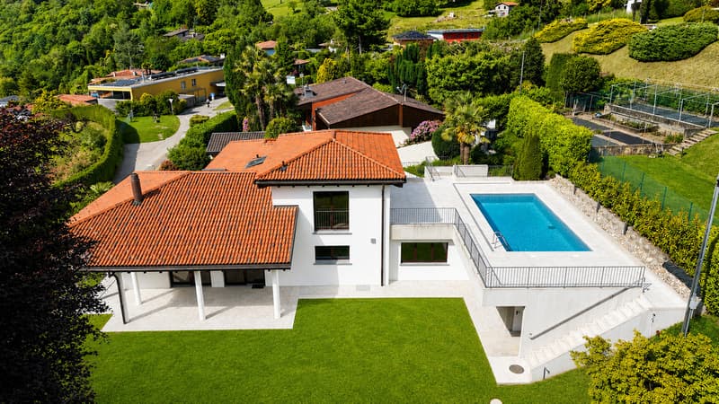 Splendida Villa Completamente Ristrutturata con Piscina e Vista Lago (2)