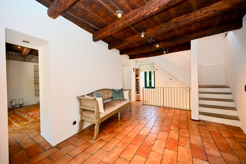 Elegante Villa di Charme con Giardino e Vista Lago (12)