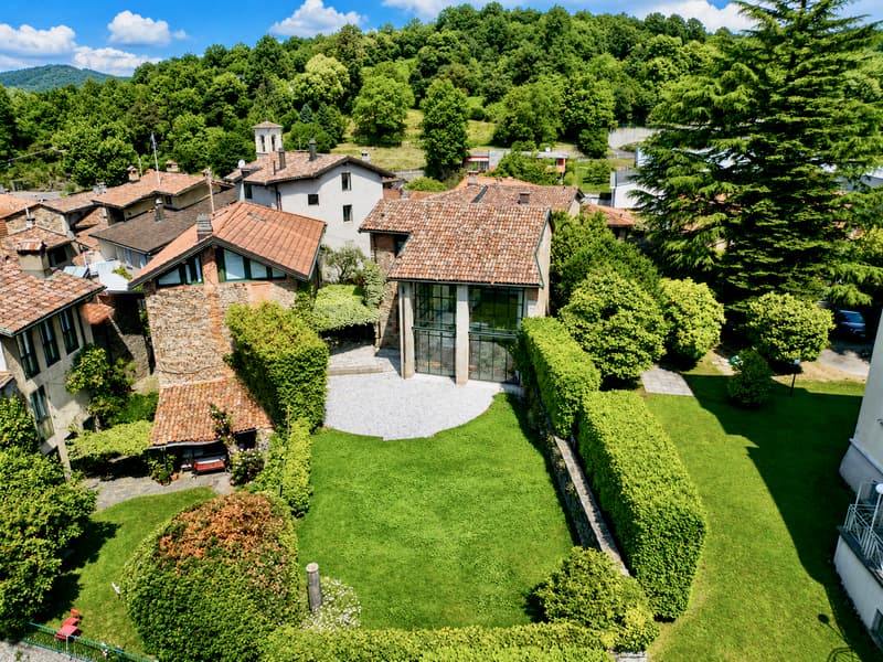 Elegante Villa di Charme con Giardino e Vista Lago (3)