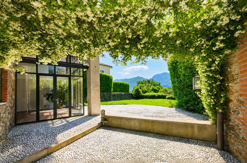 Elegante Villa di Charme con Giardino e Vista Lago (4)