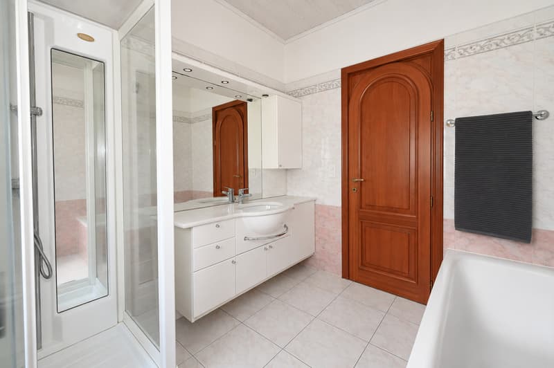 Proprietà con 3 Appartamenti e Potenziale Edificatorio (11)
