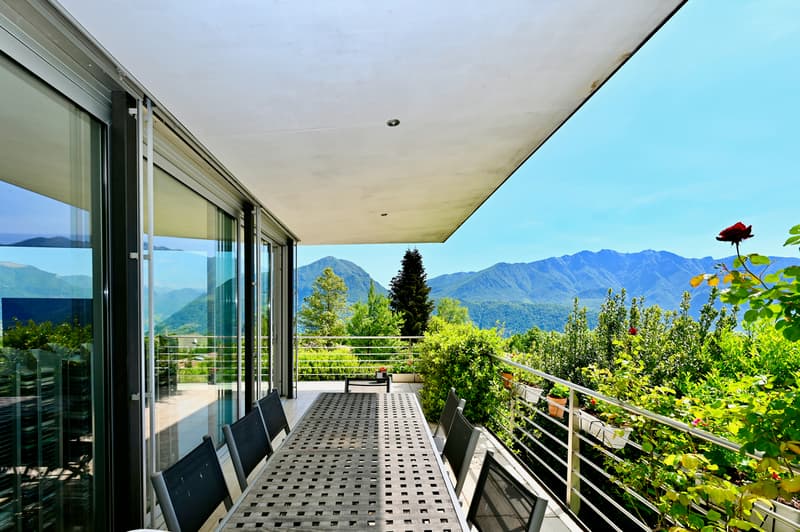 Elegant Modern Villa Surrounded by Greenery with Panoramic View of Lake Lugano (12)