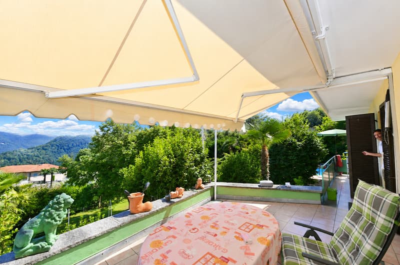 Oasi di Tranquillità con Ampio Giardino, Piscina e Vista lago (11)