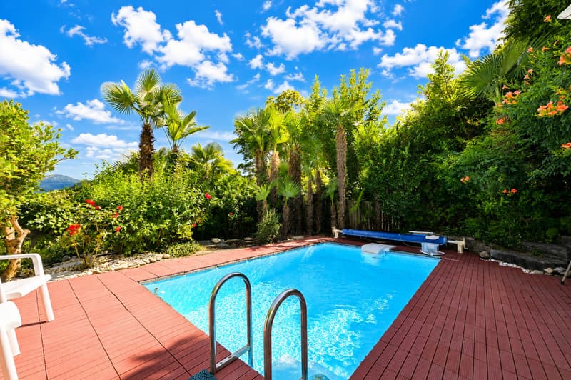 Oasi di Tranquillità con Ampio Giardino, Piscina e Vista lago (2)