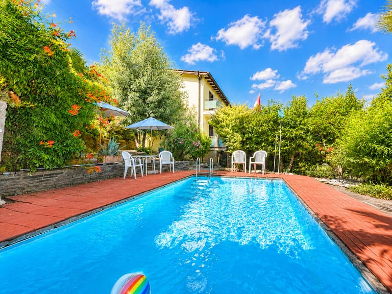 Oasi di Tranquillità con Ampio Giardino, Piscina e Vista lago (1)