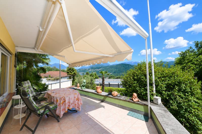 Oasi di Tranquillità con Ampio Giardino, Piscina e Vista lago (10)