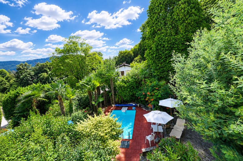 Oasi di Tranquillità con Ampio Giardino, Piscina e Vista lago (3)