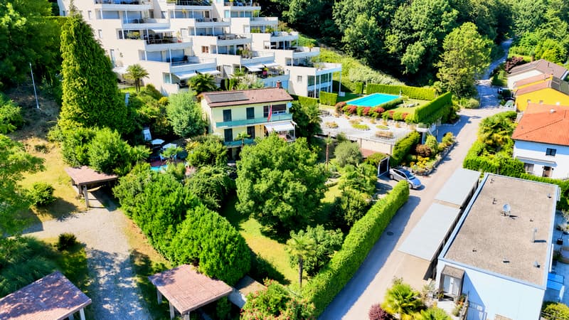 Oasi di Tranquillità con Ampio Giardino, Piscina e Vista lago (4)