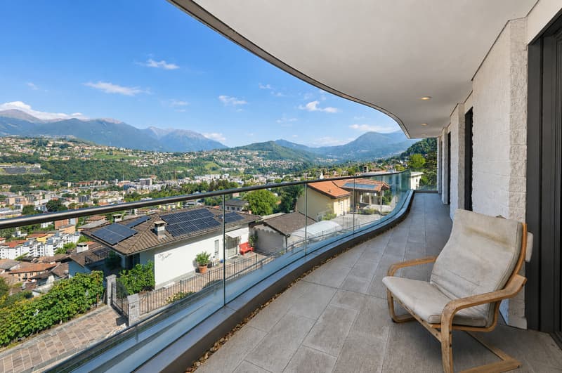 Elegante Appartamento con Terrazza e Vista Panoramica sul Lago e Monti (5)
