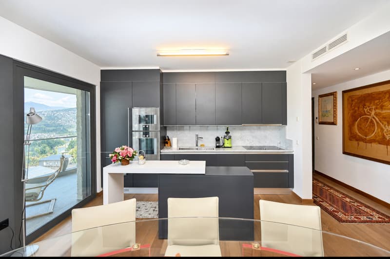 Elegante Appartamento con Terrazza e Vista Panoramica sul Lago e Monti (9)