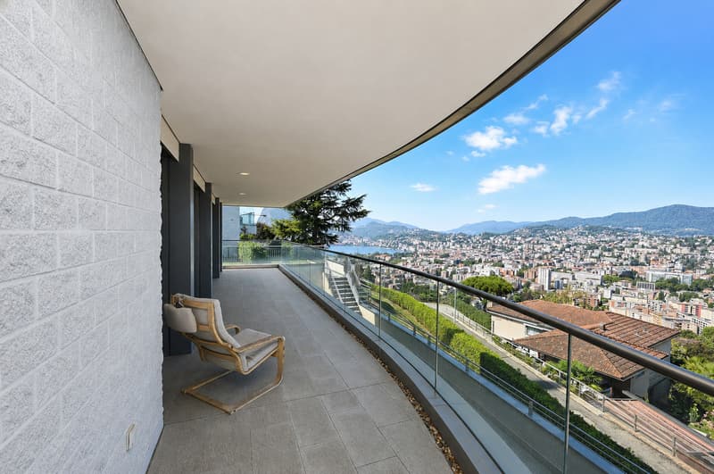 Elegante Appartamento con Terrazza e Vista Panoramica sul Lago e Monti (4)
