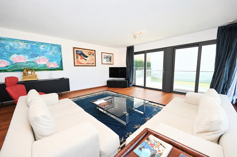 Elegante Appartamento con Terrazza e Vista Panoramica sul Lago e Monti (11)