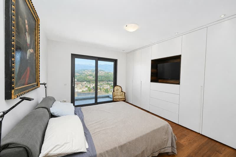 Elegante Appartamento con Terrazza e Vista Panoramica sul Lago e Monti (12)