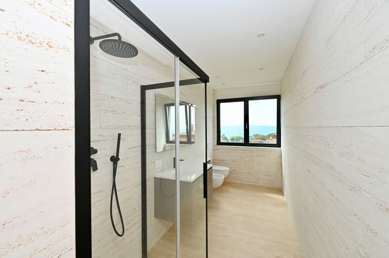Villa Contemporanea Immersa nel Verde con Vista Panoramica (13)