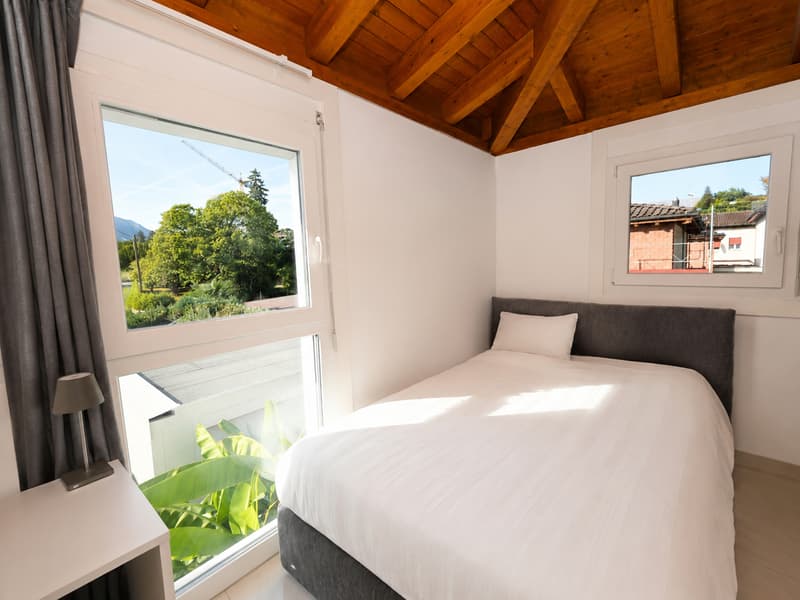 Elegante Villetta con Giardino, Ampia Terrazza e Vista Aperta (10)