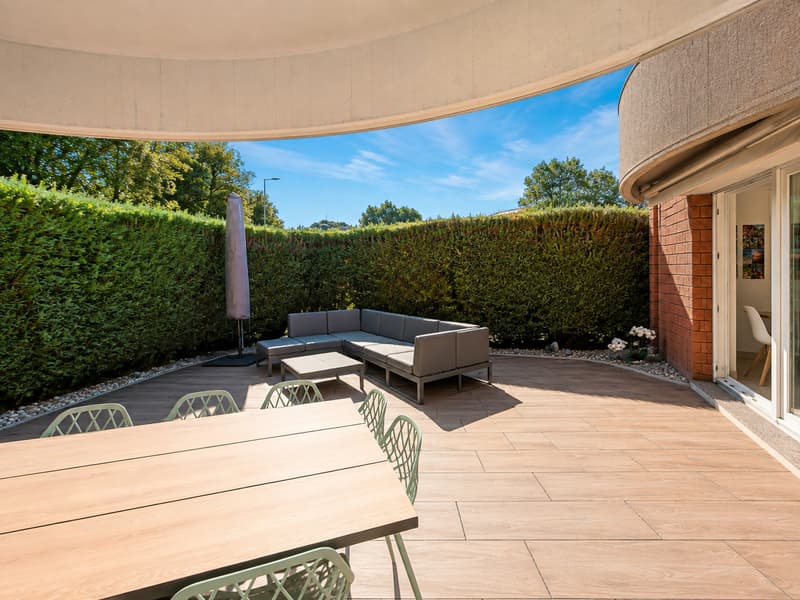 Elegante Villetta con Giardino, Ampia Terrazza e Vista Aperta (4)