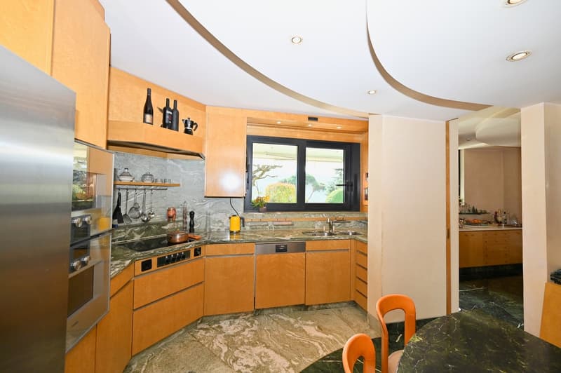 Incantevole Villa Bifamiliare con Giardino e Piscina Privati (13)