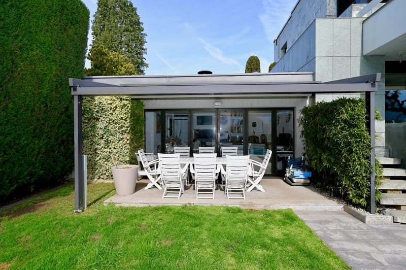 Incantevole Villa Bifamiliare con Giardino e Piscina Privati (4)