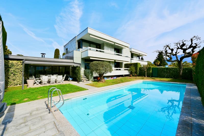 Incantevole Villa Bifamiliare con Giardino e Piscina Privati (1)