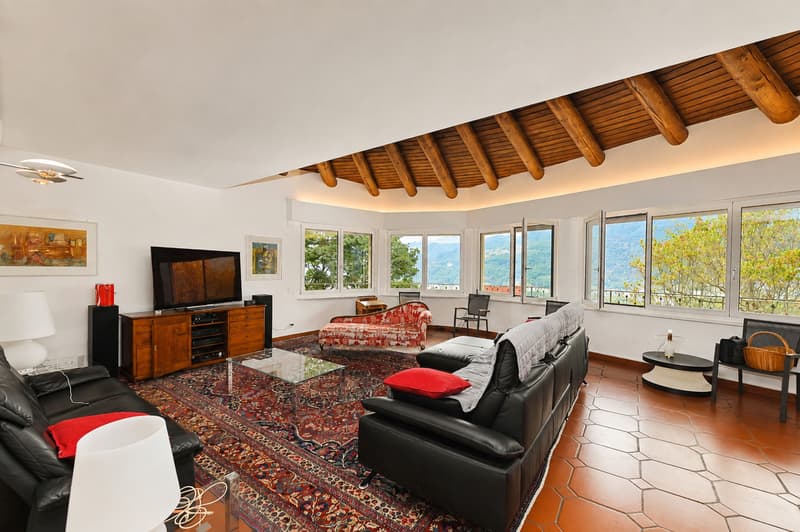 Elegante Villa con Piscina Coperta e Ampio Terreno a Vezia (4)