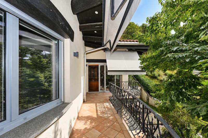 Elegante Villa con Piscina Coperta e Ampio Terreno a Vezia (10)
