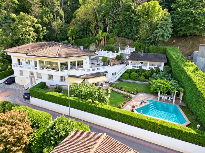 Elegante Villa di Lusso con Vista Lago e Piscina Riscaldata (3)