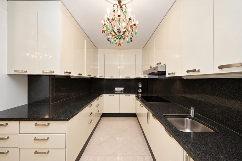 Elegante Villa di Lusso con Vista Lago e Piscina Riscaldata (12)