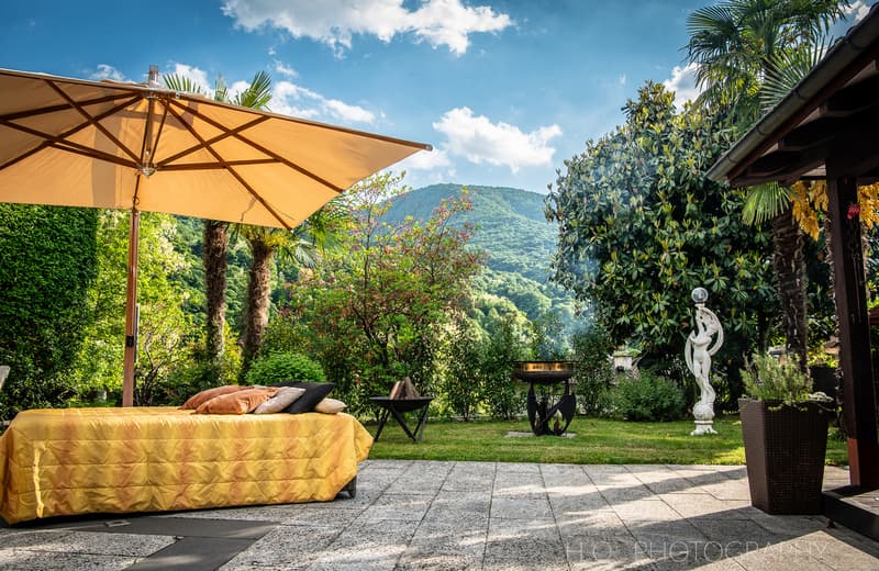 Esclusiva villa con piscina, giardino e panorama sulle montagne (7)