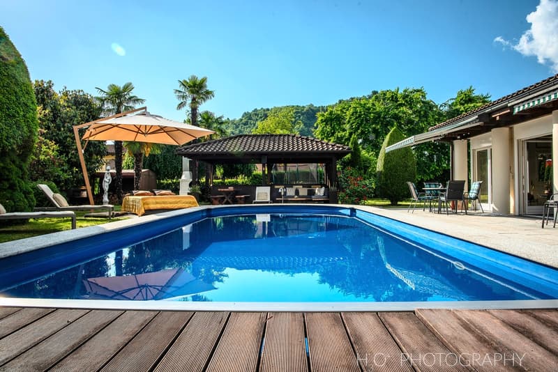 Esclusiva villa con piscina, giardino e panorama sulle montagne (1)