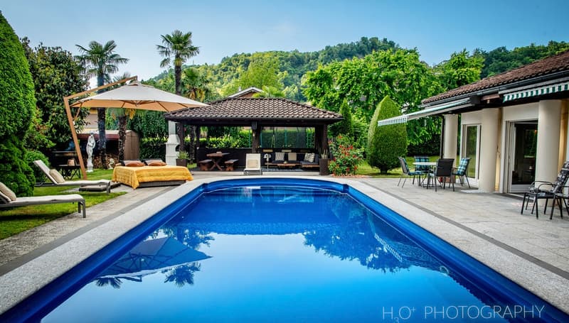 Esclusiva villa con piscina, giardino e panorama sulle montagne (2)