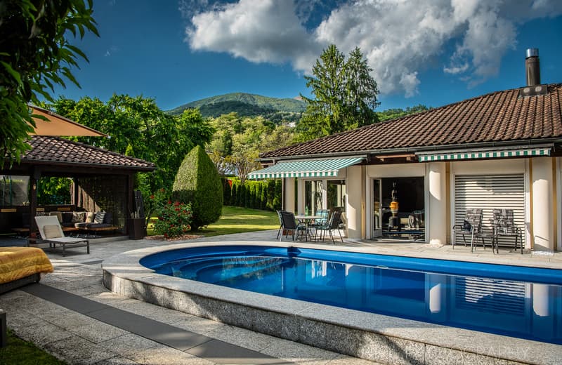 Esclusiva villa con piscina, giardino e panorama sulle montagne (3)